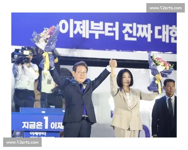 女记者撑伞引争议:孙兴慜的「礼貌」与韩国社会的性别困局 女记者撑伞引争议:孙兴慜的「礼貌」与韩国社会的性别困局